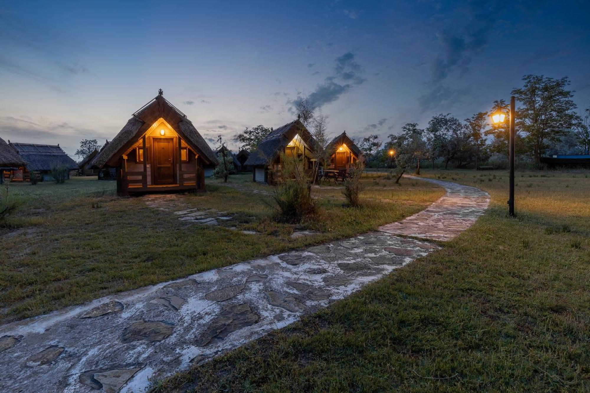 Dolphin Camping Hotel Sfântu Gheorghe Exterior foto