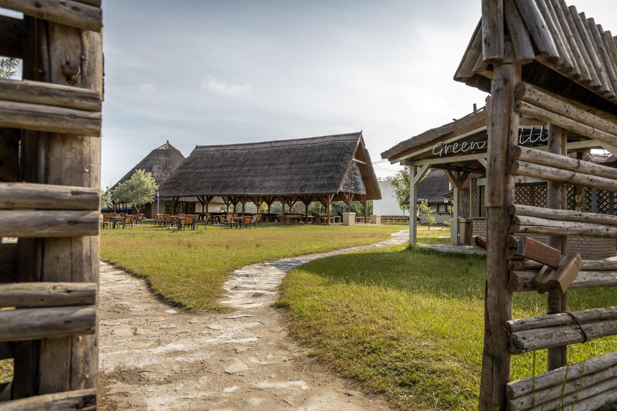 Dolphin Camping Hotel Sfântu Gheorghe Exterior foto