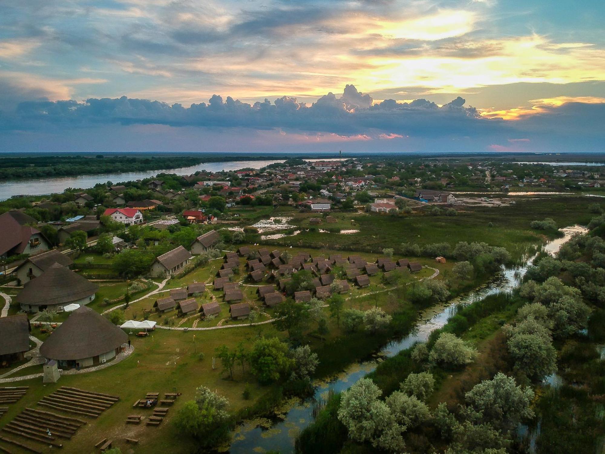 Dolphin Camping Hotel Sfântu Gheorghe Exterior foto