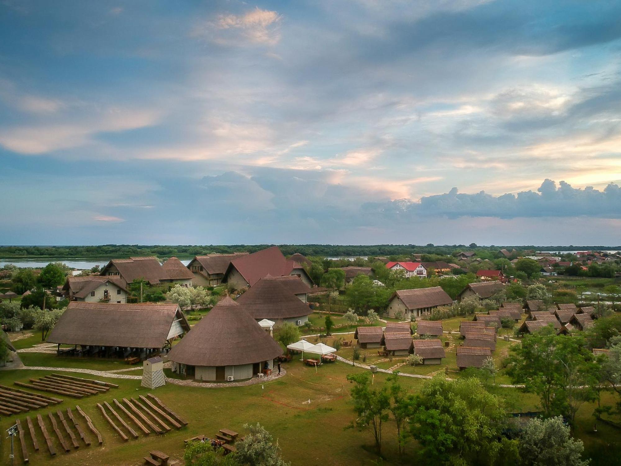 Dolphin Camping Hotel Sfântu Gheorghe Exterior foto