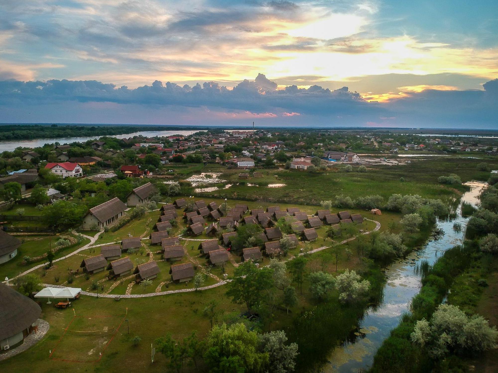 Dolphin Camping Hotel Sfântu Gheorghe Exterior foto