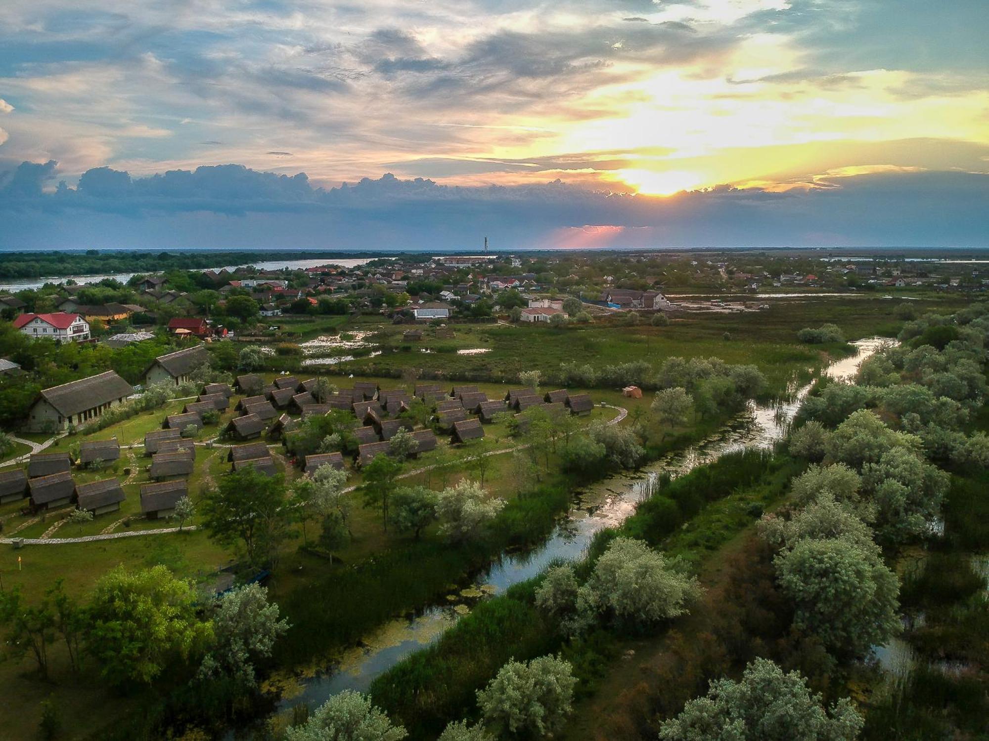 Dolphin Camping Hotel Sfântu Gheorghe Exterior foto